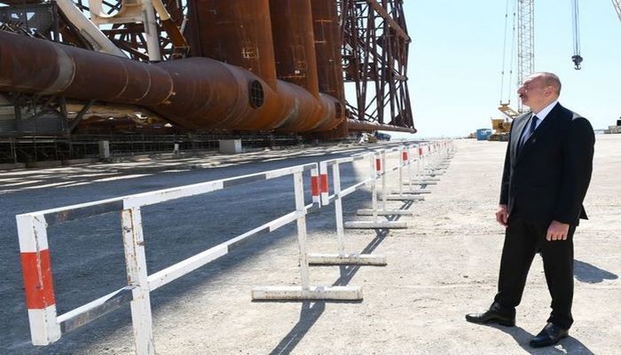 Президент Ильхам Алиев принял участие в отправке в море опорного блока платформы для месторождения "Карабах"