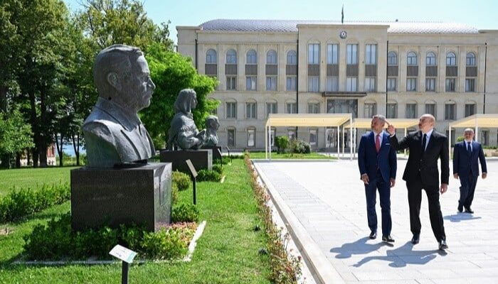 Prezidentlər işğal dövründə güllələnmiş büstlərə baxdılar