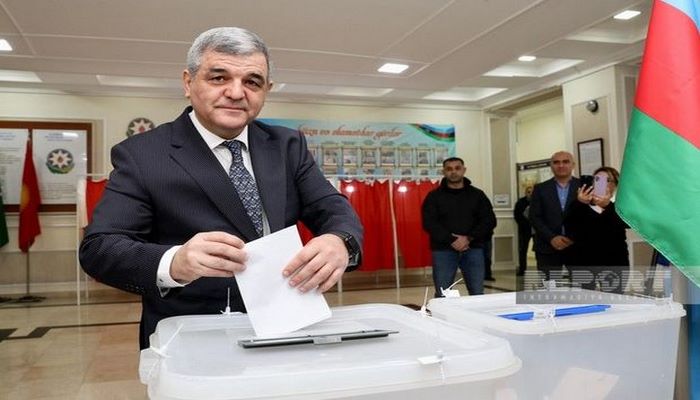 Prezidentliyə namizəd Fazil Mustafa səs verib