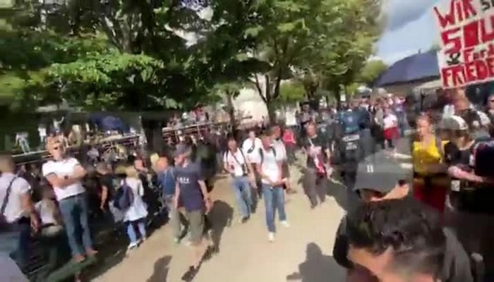 Протестующие в Берлине окружили российское посольство