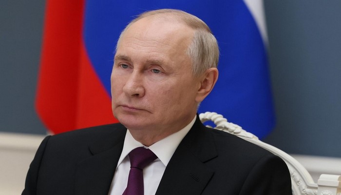 Putin: "Avropa bizi arxa plana keçirməyə çalışır"