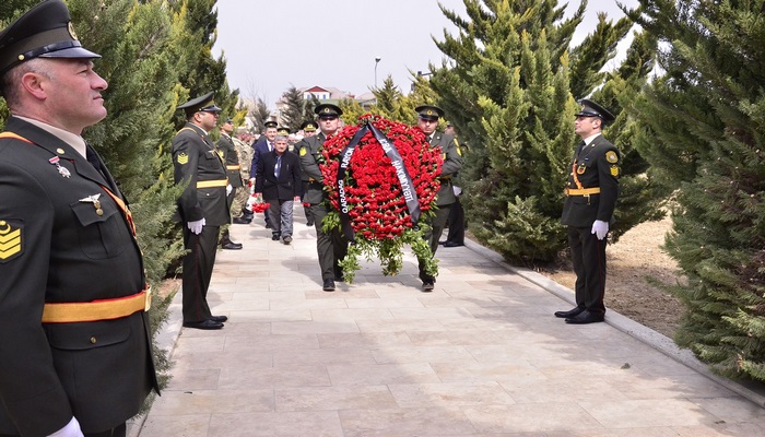 Qaradağ rayonunun Sahil qəsəbəsindəki 31 mart Azərbaycanlıların soyqırımı abidə-kompleksi önünə əklilqoyma mərasimi keçirilmişdir.