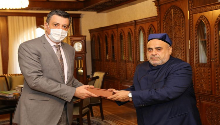 QMİ sədri yeni səfirə “Qurani-Kərim” hədiyyə etdi