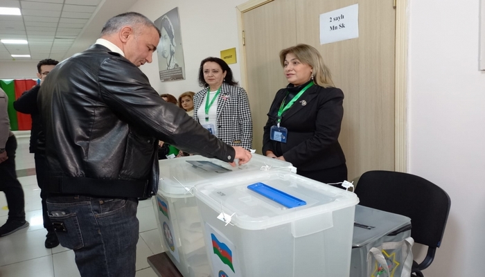 Qurban Qurbanov prezident seçkilərində səs verib: Bu anı uzun zamandır gözləyirdik