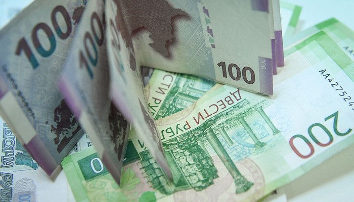 Rubl sürətlə ucuzlaşır - manata hansı təsirlər olacaq?