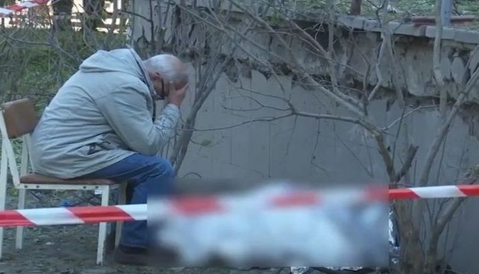 Rusiya-Ukrayna müharibəsindən dəhşətli səhnə: Nəvəsinin meyiti yanında oturan beli bükülmüş baba