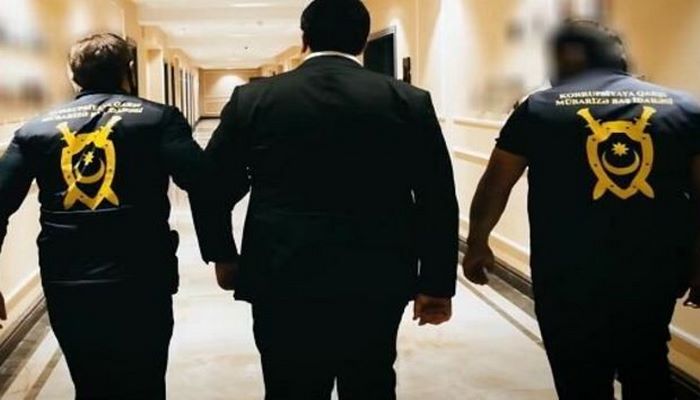 Rüşvətalmada ittiham olunan vəzifəli şəxs hakim qarşısına çıxarılır