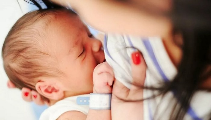 Sağlık Bakanlığı'ndan koronavirüslü annelere uyarı: Bebeğinizi mutlaka emzirin
