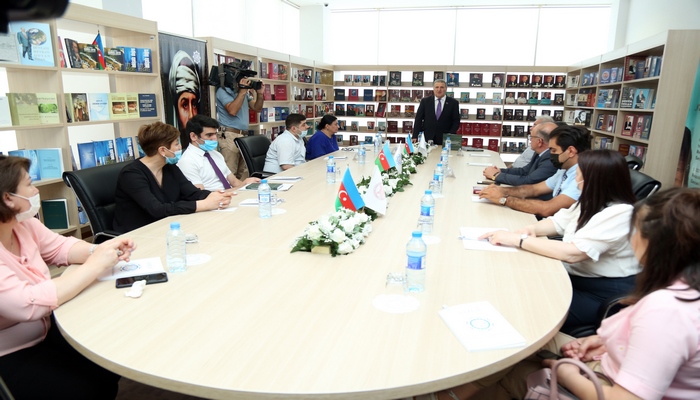 “Şairlik şöhrətinin kölgəsində qalmış mütəfəkkir: Nizami Gəncəvinin elmi dünyagörüşü haqqında” kitabının təqdimatı keçirilib