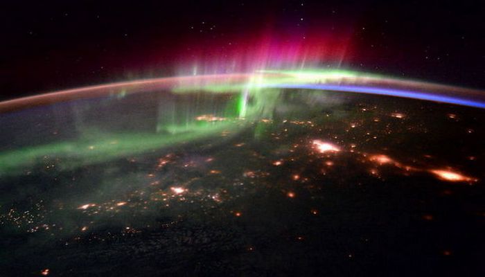 Səmada bir anda iki atmosfer fenomeni baş verdi