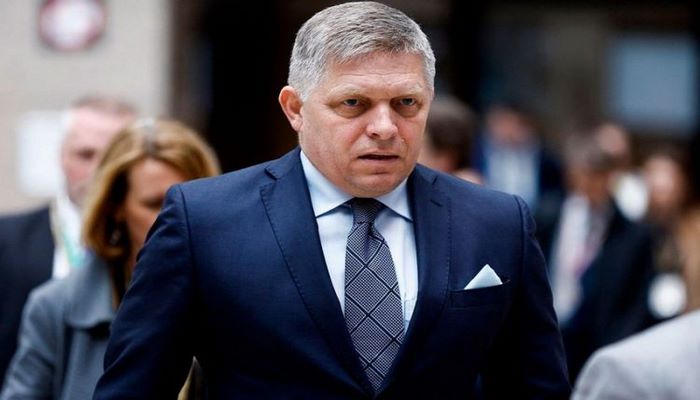 Slovakiyanın Baş nazirinin əməliyyatı uğurlu keçib, həkimlərlə danışır