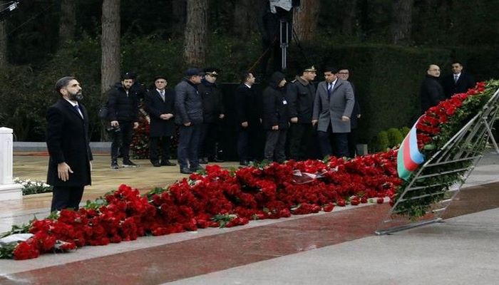 SOCAR-ın kollektivi ulu öndər Heydər Əliyevin məzarını ziyarət edib