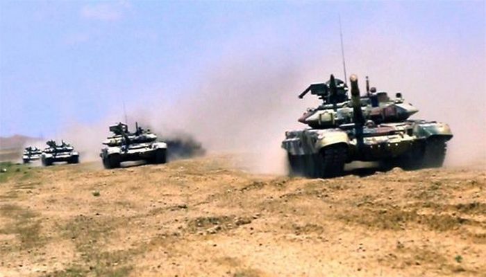 Tank bölmələri artilleriya ilə qarşılıqlı fəaliyyətdə təlim-döyüş tapşırıqlarını icra edirlər
