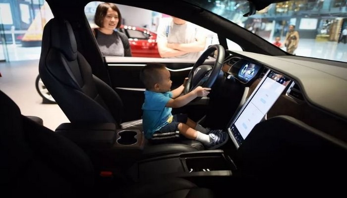 Tesla avtomobillərində yeni funksiya - uşağı maşında unutmağa imkan verməyəcək