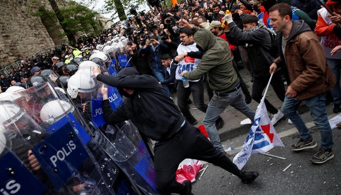 Türkiyədə 1 May aksiyasında toqquşmalarda onlarla polis əməkdaşı yaralanıb