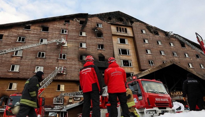 Türkiyədə hoteldəki yanğınla bağlı saxlanılanların sayı artıb
