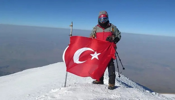 Türkiye'nin en yüksek dağına 61 yaşında ikinci kez tırmandı