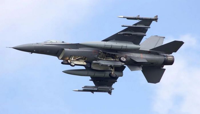 Ukraynalı pilotlar F-16 ilə hədəflərə zərbələr endirmək üçün məşq edirlər