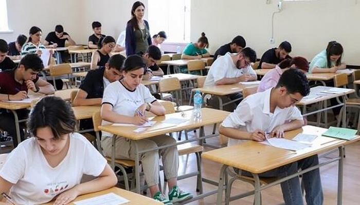 Üzərindən telefon çıxan nəzarətçi imtahandan qovuldu