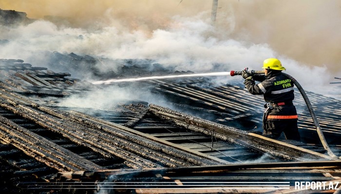 В Баку горит здание министерства юстиции