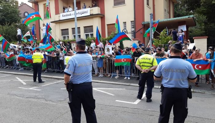 В Праге азербайджанцы провели акцию против захватнической политики Армении