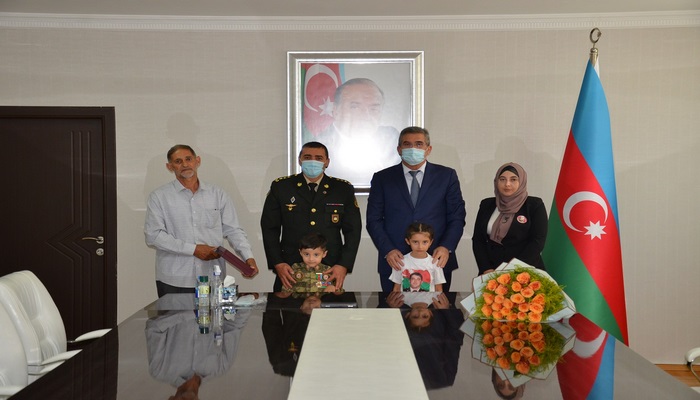 Vətən Müharibəsi Qəhrəmanı kapitan Abdullayev Rəşad Arif oğlunun medalı ailəsinə təqdim edildi.
