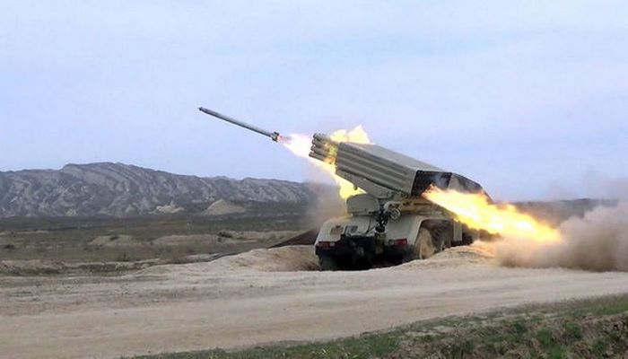 ВС Азербайджана ведут массированный артобстрел армянских позиций