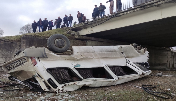 Xaçmazda mikroavtobus dərəyə aşıb, yaralanan var