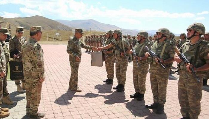 Xanlar Vəliyev Naxçıvanda hərbçilərlə görüşdü