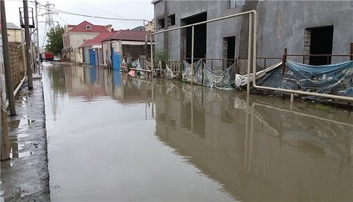 Yağış sularının adaya döndərdiyi qəsəbə