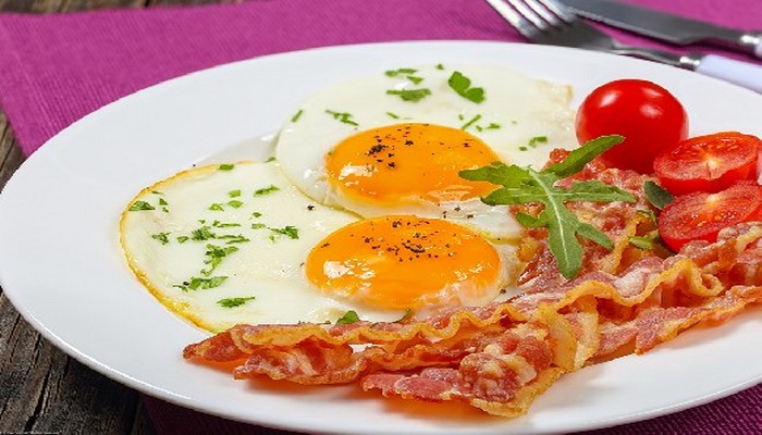 Яичница или каша: медики рассказали, что лучше есть на завтрак