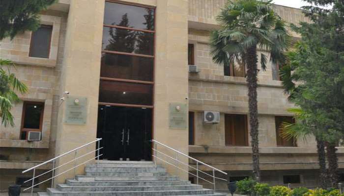 Yarım milyonu mənimsəyən qadın prokurorluğun binasında özünə qəsd etdi