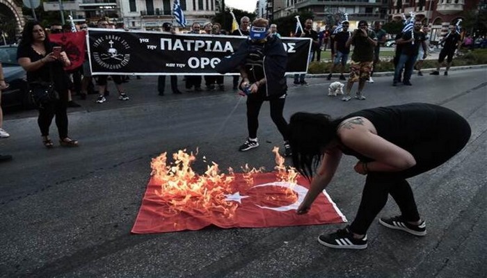 Yunanistan’dan skandal görüntüler! Türk Bayrağı’nı yaktılar