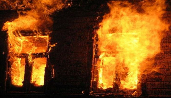 Zaqatalada dördotaqlı ev yandı