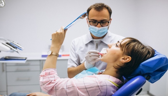 Зубные импланты: почему они подходят не всем
