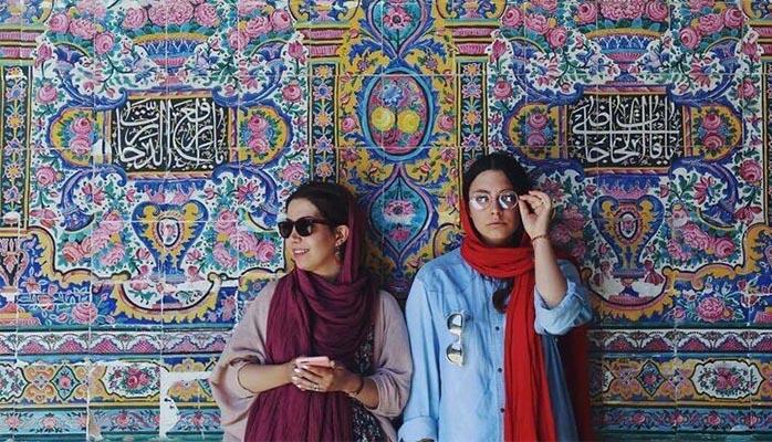İran qadınları xalça fonunda