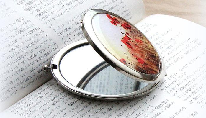 Кольцо с бриллиантом на руке. Мужчина вручает кольцо. Кольцо для помолвки. Почему нельзя дарить кольцо парню. Кольцо для предложения.